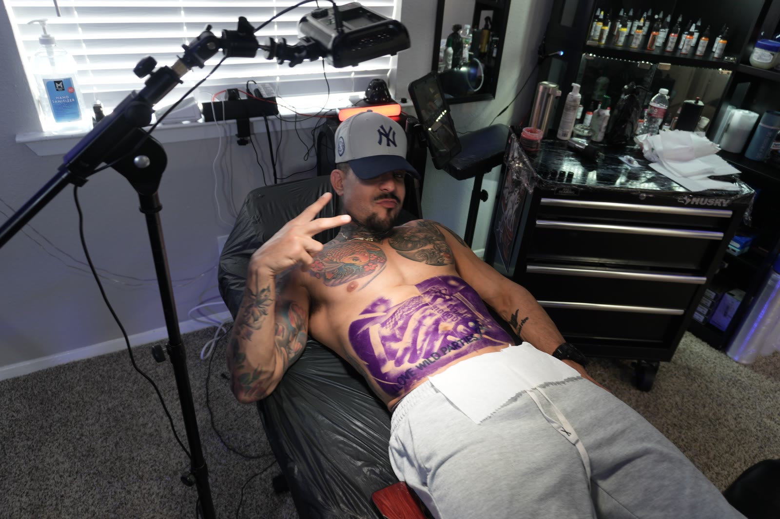 Ignacio en el estudio — stencil LOVE WILD PARTIES