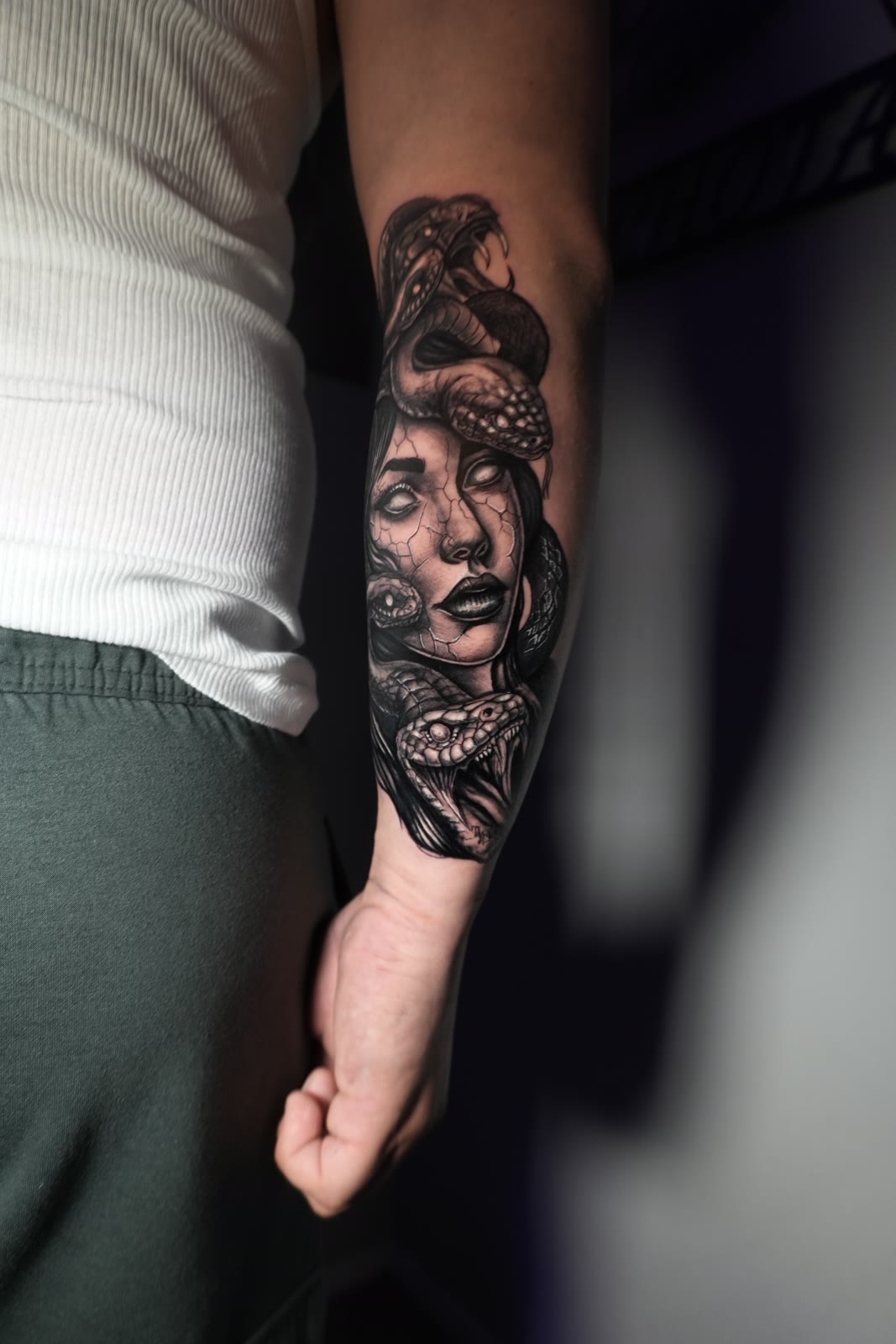 Medusa realista terminada en antebrazo completo con serpientes