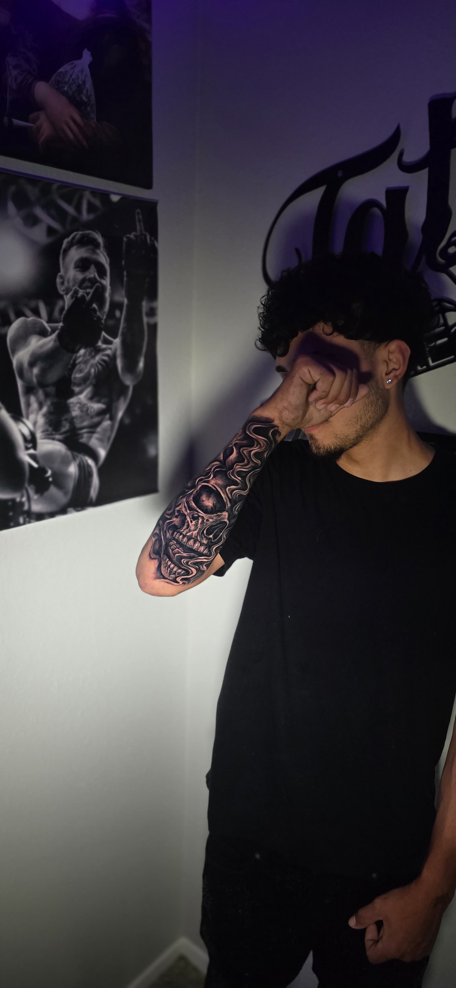 Calavera y humo en antebrazo, pose de estudio
