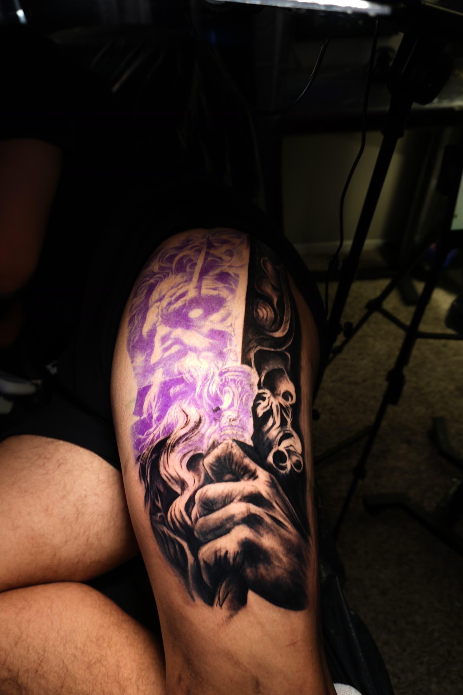 WIP a gran escala en muslo: mano realista y stencil de Zeus