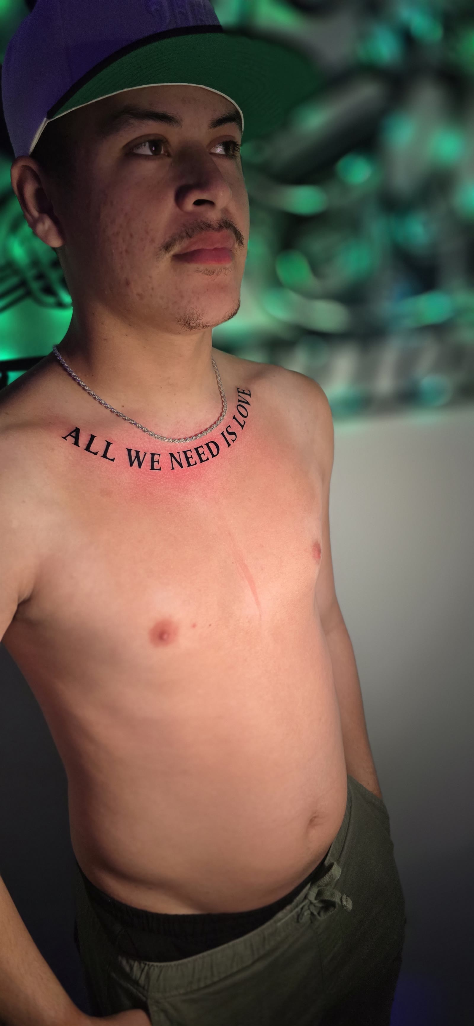 Lettering ALL WE NEED IS LOVE en pecho