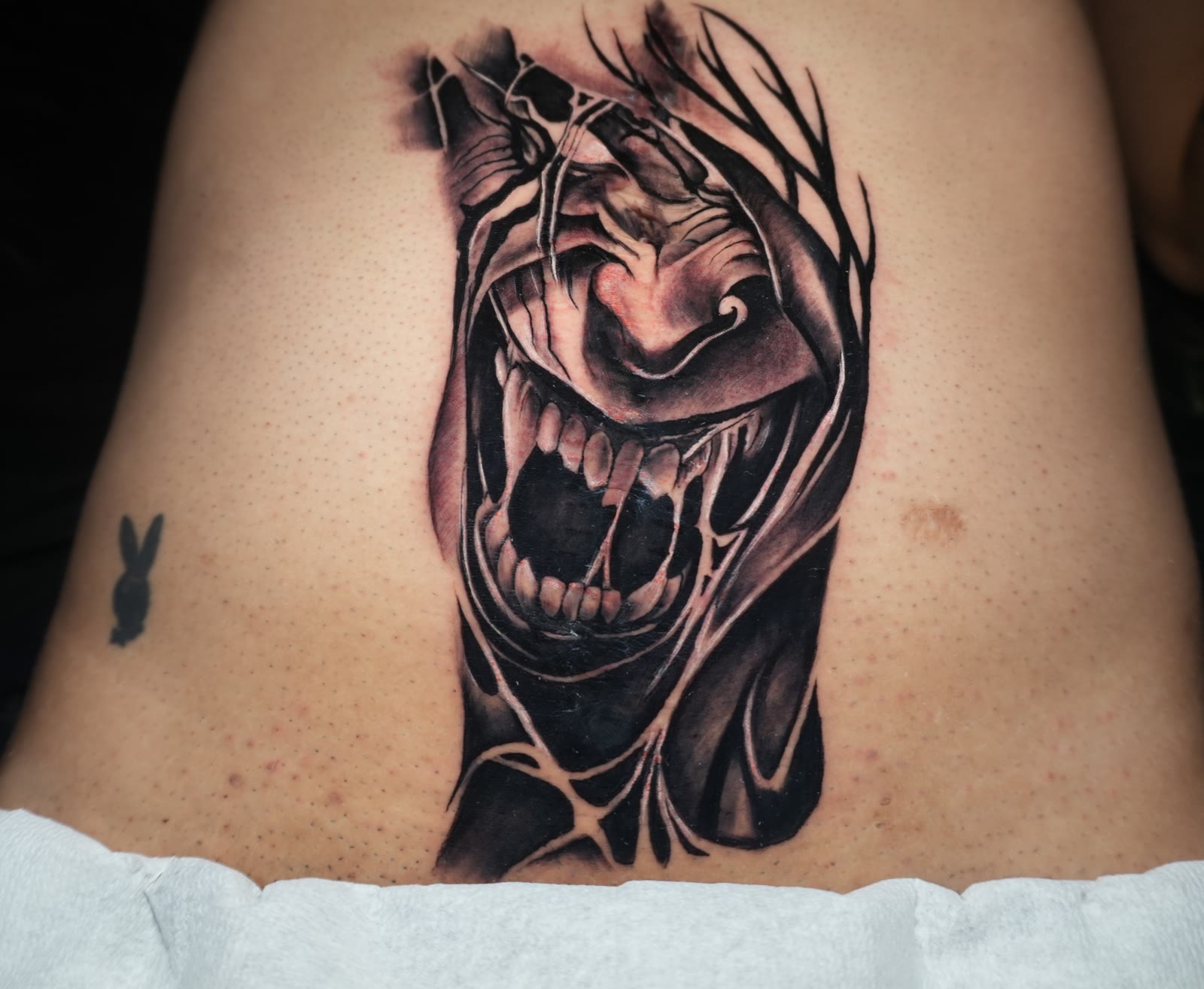 Rostro de horror realista en abdomen, black and grey