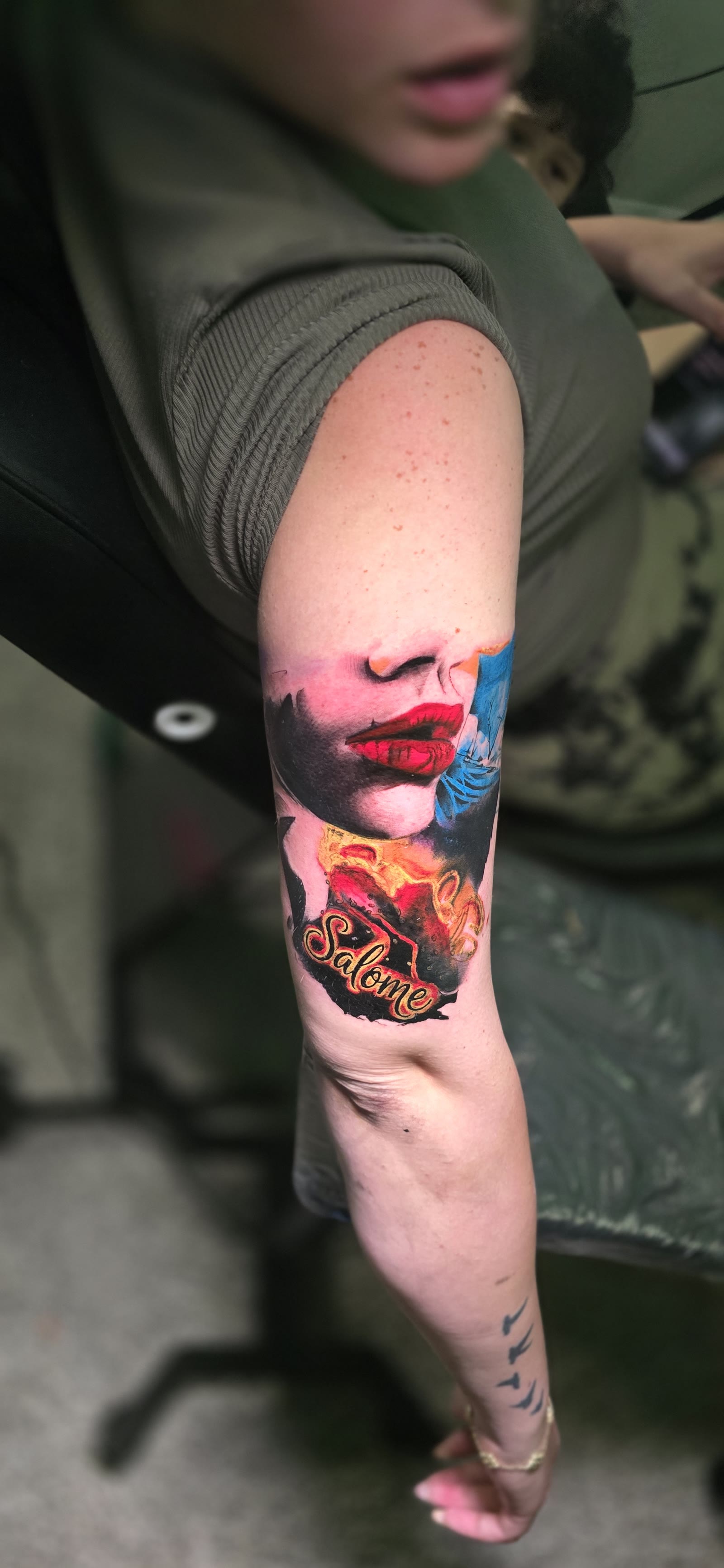 Pieza a color Salomé: labios realistas y lettering