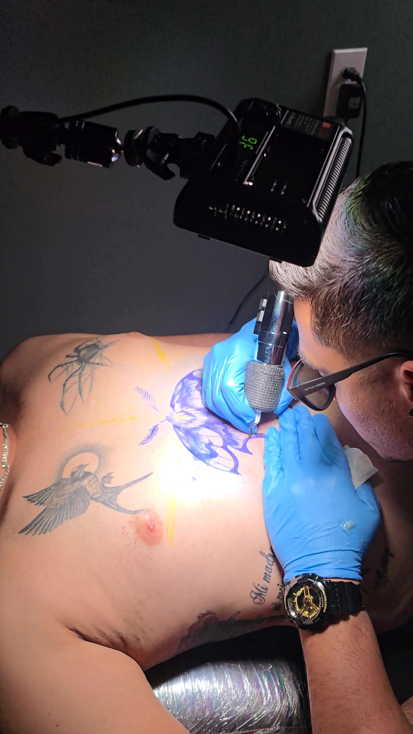 Proceso: tatuando polilla o mariposa en pecho